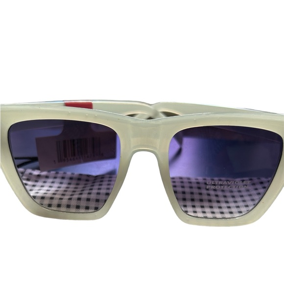 Sun glasses Light grey/ greenish  frame with ultraviolet lenses. - Picture 3 of 7